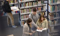 An drei Bibliotheksstandorten finden Studierende Literatur sowie Arbeits- und Lernmöglichkeiten.