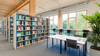 Helle & moderne Bibliotheks-, Lern- und Seminarräume