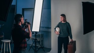 Fotoshooting mit dem richtigen Set und Filmrequisiten 